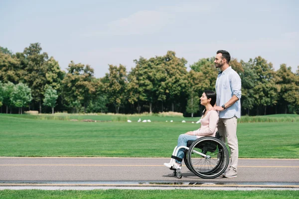 Счастливый Молодой Человек Гуляющий Парке Девушкой Инвалидом — стоковое фото