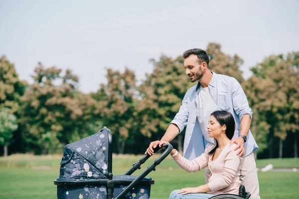 Homem Feliz Mulher Deficiente Andando Com Carrinho Bebê Parque Juntos — Fotografia de Stock
