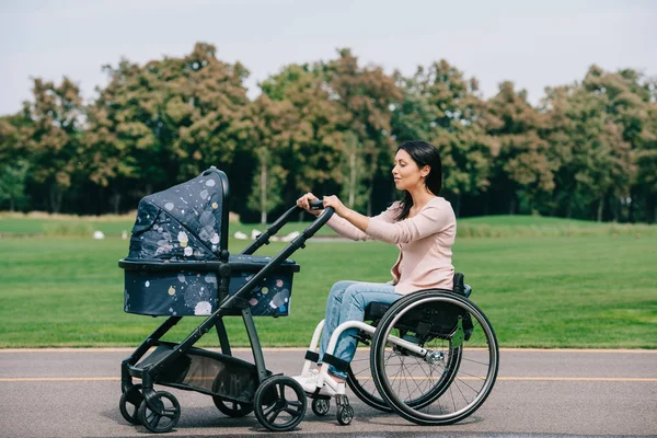 Jovem Deficiente Mulher Cadeira Rodas Andando Com Carrinho Bebê Parque — Fotografia de Stock