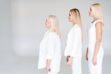 gri izole üç nesil sarışın kadın gülümseyen yan görünümü