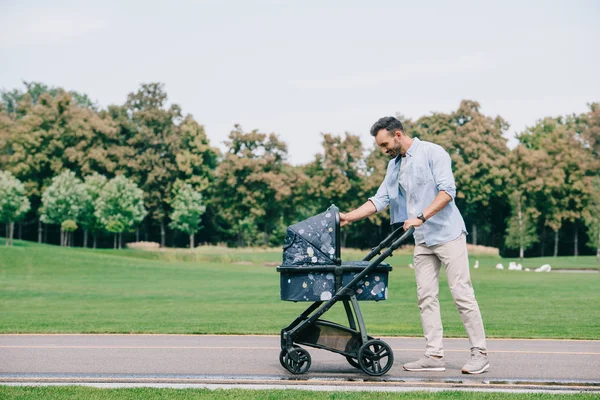 Lycklig Fader Walking Med Baby Barnvagn Green Park — Stockfoto