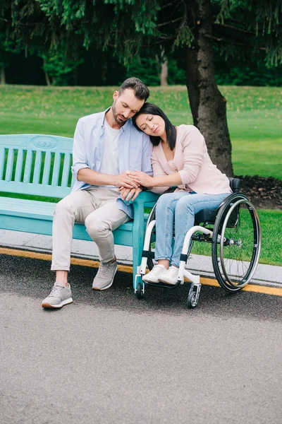 Hübsche Behinderte Frau Mit Gutaussehendem Freund Ruht Sich Gemeinsam Park — Stockfoto