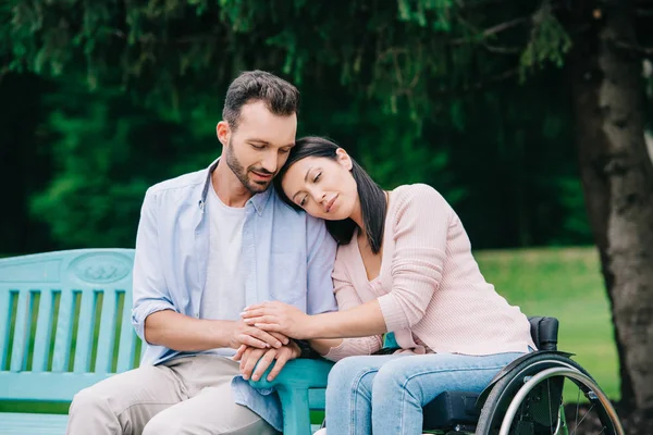 Fericit Femeie Handicap Zâmbitor Frumos Iubit Odihnindu Parc Împreună — Fotografie, imagine de stoc