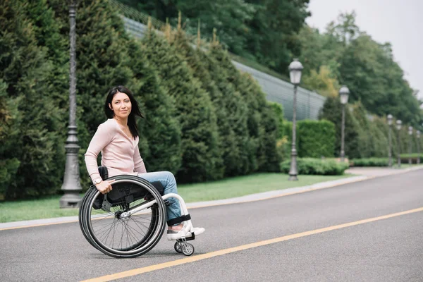 Beautiful Disabled Woman Wheelchair Smiling Camera While Walking Park — Stock Photo, Image