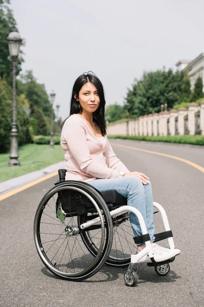 Mulher Deficiente Atraente Cadeira Rodas Olhando Para Câmera — Fotografia de Stock
