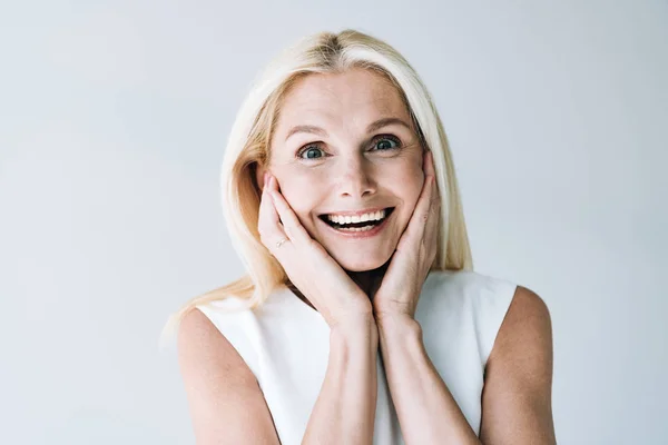 Lycklig Blond Mogen Kvinna Med Händer Nära Ansiktet Isolerad Grå — Stockfoto