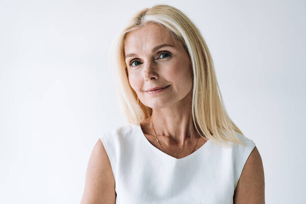 красивая блондинка зрелой женщины изолированы на серый
