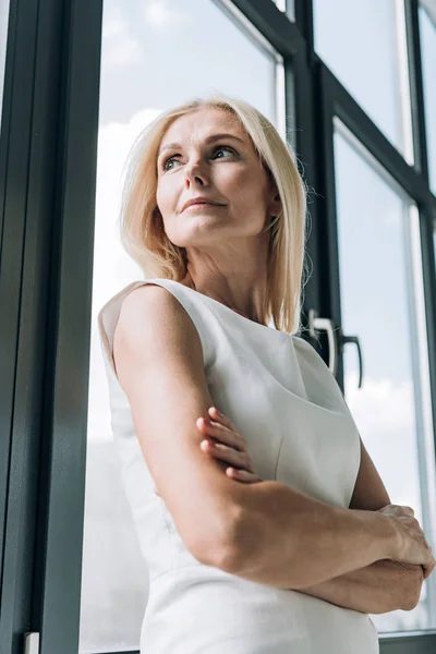 Låg Vinkel Bild Elegant Blond Mogen Kvinna Tittar Bort Nära — Stockfoto