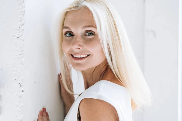 Lycklig Blond Mogen Kvinna Poserar Nära Vita Muren — Stockfoto