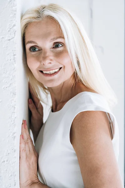 Glückliche Blonde Reife Frau Mit Händen Weißer Wand — Stockfoto