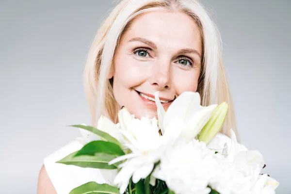 Mujer Madura Rubia Feliz Con Flores Blancas Mirando Cámara Aislada — Foto de Stock