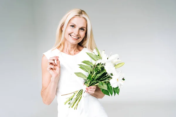 Glücklich Blonde Reife Frau Hält Weiße Blumen Isoliert Auf Grau — Stockfoto