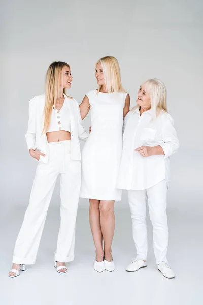 Vue Complète Trois Générations Femmes Blondes Regardant Sur Gris — Photo