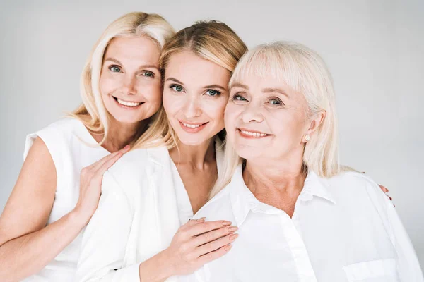 Fröhliche Blonde Frauen Der Dritten Generation Isoliert Auf Grau — Stockfoto