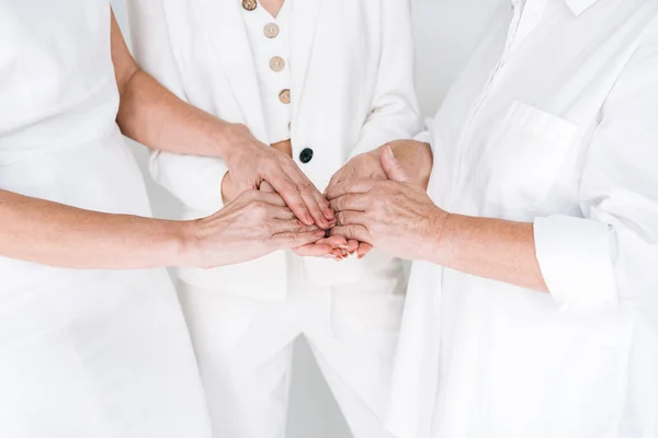 Vista Recortada Las Mujeres Tres Generaciones Ropa Blanca Cogidas Las — Foto de Stock