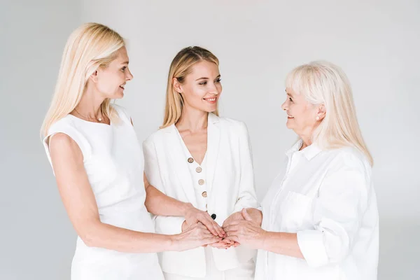 Sorrindo Três Gerações Mulheres Loiras Mãos Dadas Isoladas Cinza — Fotografia de Stock