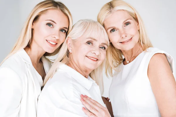 Mujeres Rubias Tres Generaciones Abrazándose Aisladas Gris — Foto de Stock