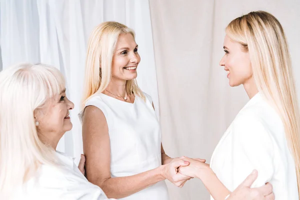 Elegante Blonde Familie Der Dritten Generation Ganz Weißen Outfits — Stockfoto