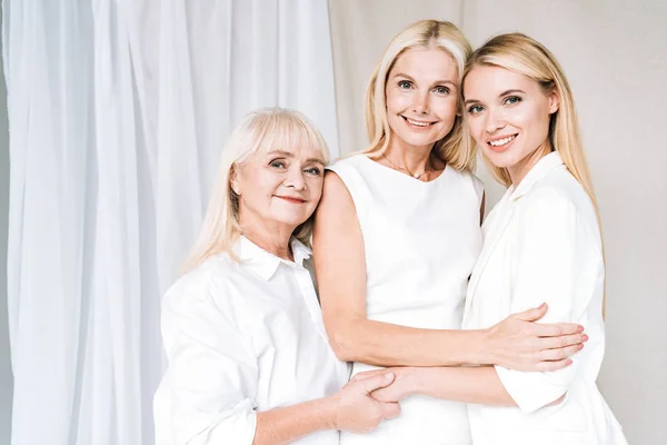 Elegáns Három Generációs Szőke Boldog Nők Összesen Fehér Ruhák — Stock Fotó