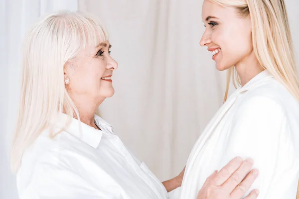 Leende Blondin Farmor Och Barnbarn Totalt Vita Outfits Stående Ansikte — Stockfoto