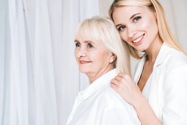 Elegante Loira Neta Abraçando Sorrindo Avó — Fotografia de Stock