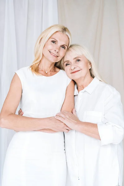 Elegant Blonde Mature Daughter Senior Mother Total White Outfits Hugging — Stock Photo, Image