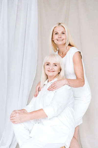 Glücklich Blonde Reife Tochter Und Ältere Mutter Insgesamt Weißen Outfits — Stockfoto