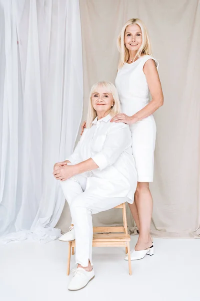 Full Längd Syn Elegant Blond Mogen Dotter Och Senior Mor — Stockfoto