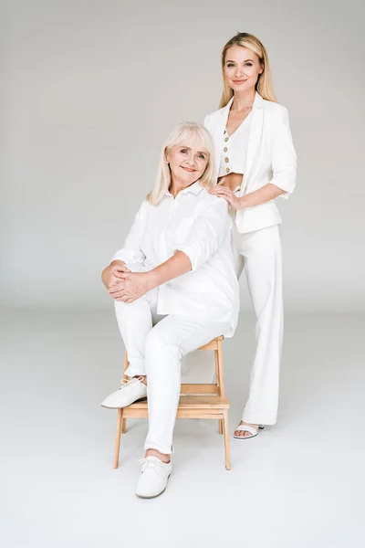 Volle Länge Ansicht Der Glücklichen Blonden Großmutter Sitzt Auf Stuhl — Stockfoto