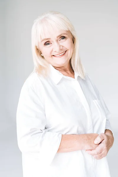 Gelukkig Blonde Senior Vrouw Witte Outfit Geïsoleerd Grijs — Stockfoto