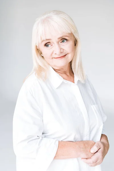 Dromerige Blonde Senior Vrouw Witte Kleren Zoek Weg Geïsoleerd Grijs — Stockfoto