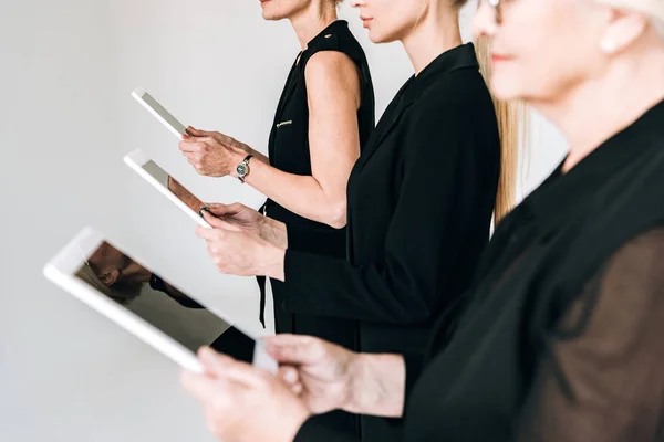 Vista Parcial Las Empresarias Rubias Moda Tres Generaciones Trajes Negros — Foto de Stock