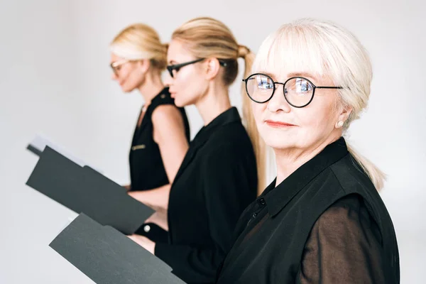 Femmes Affaires Trois Générations Dans Des Lunettes Avec Des Dossiers — Photo