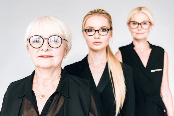 Modische Blonde Geschäftsfrauen Der Dritten Generation Mit Brille Grau — Stockfoto