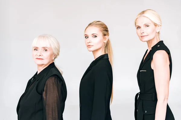 Sidovy Över Tre Generationens Blonda Kvinnor Totalt Svarta Kläder Isolerade — Stockfoto