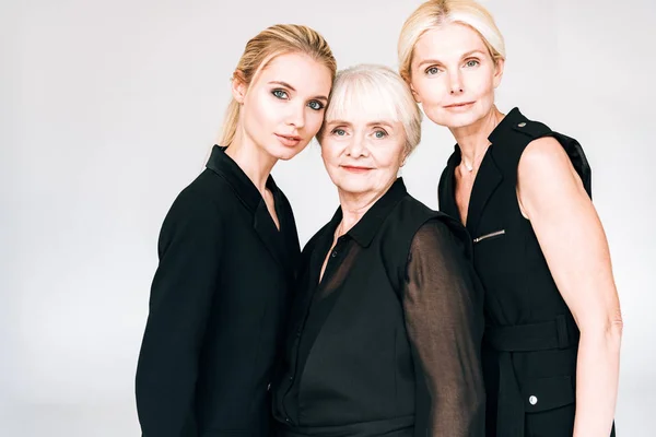 Елегантні Три Покоління Блондинки Загальному Чорному Вбранні Ізольовані Сірому — стокове фото