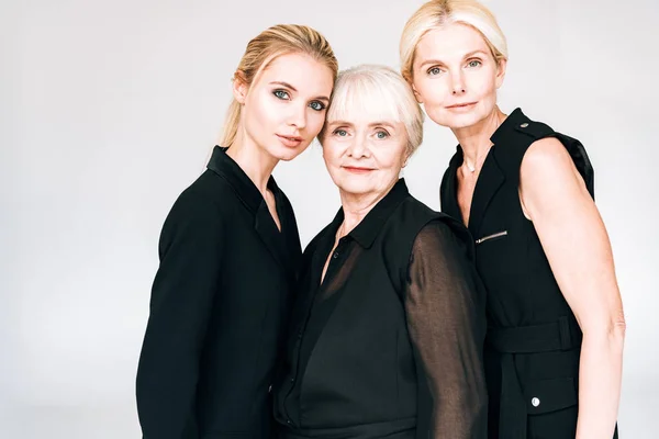 Elegantes Mujeres Rubias Tres Generaciones Trajes Negros Totales Aislados Gris —  Fotos de Stock