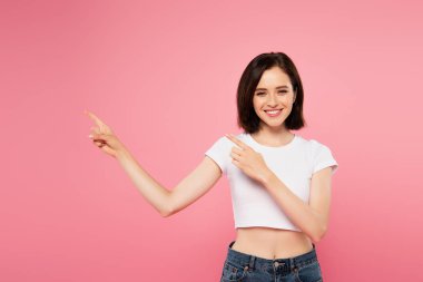 pembe izole parmakları ile işaret güzel gülümseyen kız
