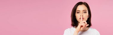 pembe izole sus işareti gösteren güzel kız panoramik çekim