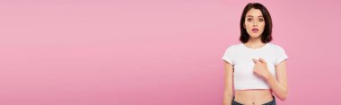 pembe izole kendini parmak ile işaret güzel sürpriz kız panoramik çekim