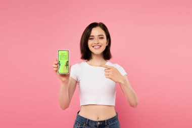 gülen kız online alışveriş uygulaması ile akıllı telefon parmak ile işaret