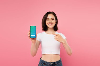 Kiev, Ukrayna - 3 Temmuz 2019: pembe izole twitter logosu ile akıllı telefon parmak ile işaret gülümseyen kız