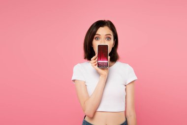 pembe izole ticaret kursları uygulaması ile akıllı telefon tutan sürpriz kız