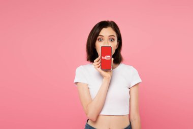 Kiev, Ukrayna - 3 Temmuz 2019: pembe izole youtube logosu ile akıllı telefon tutan şok kız