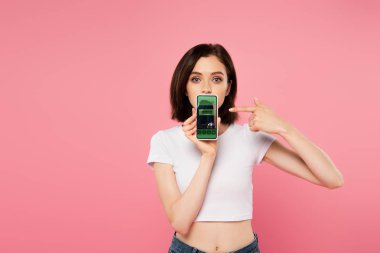 pembe izole rezervasyon uygulaması ile akıllı telefon parmak ile işaret şok kız