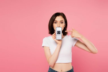 Kiev, Ukrayna - 3 Temmuz 2019: pembe izole uber logosu ile akıllı telefon parmak ile işaret şok kız