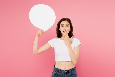 pembe izole boş beyaz konuşma balonu tutan şok güzel kız