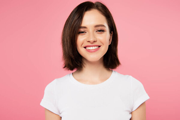 Schönes Lächelndes Mädchen Isoliert Auf Rosa — Stockfoto