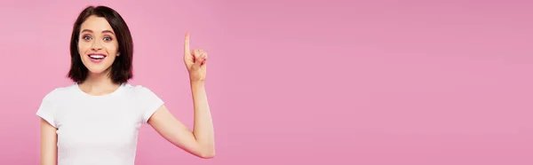 Panoramabild Vacker Leende Tjej Som Visar Idégest Isolerad Rosa — Stockfoto