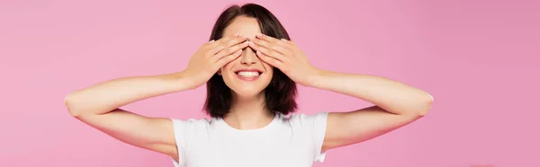 Tiro Panorâmico Bela Menina Sorridente Com Mãos Olhos Isolados Rosa — Fotografia de Stock